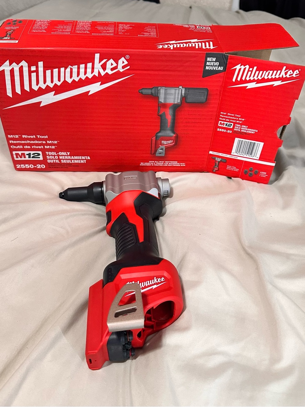 Milwaukee M12 2550-20 Rivet comes with a M12 3.0 battery
